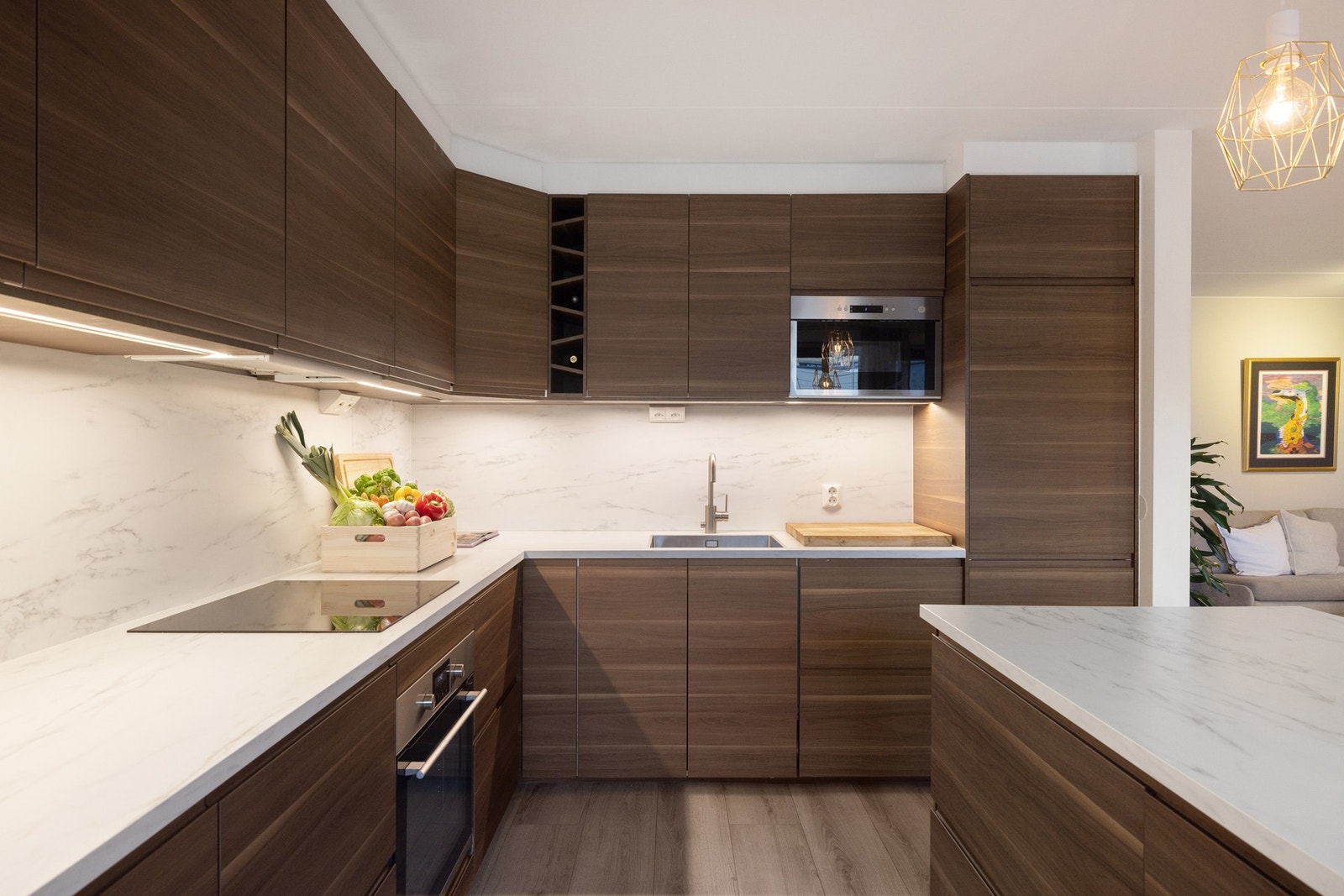 Kjøkkeninnredningen er ny fra 2018 og byr på godt med skap- og benkeplass. Galleribilde