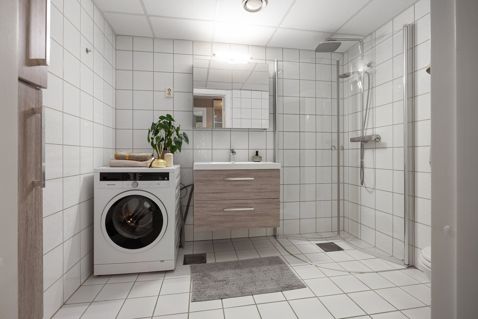 Badet ble pusset opp i 2003 og har siden fått flere oppgraderinger, inkludert ny innredning i 2018 og ny dusj med blandebatteri og servant i 2020. Galleribilde