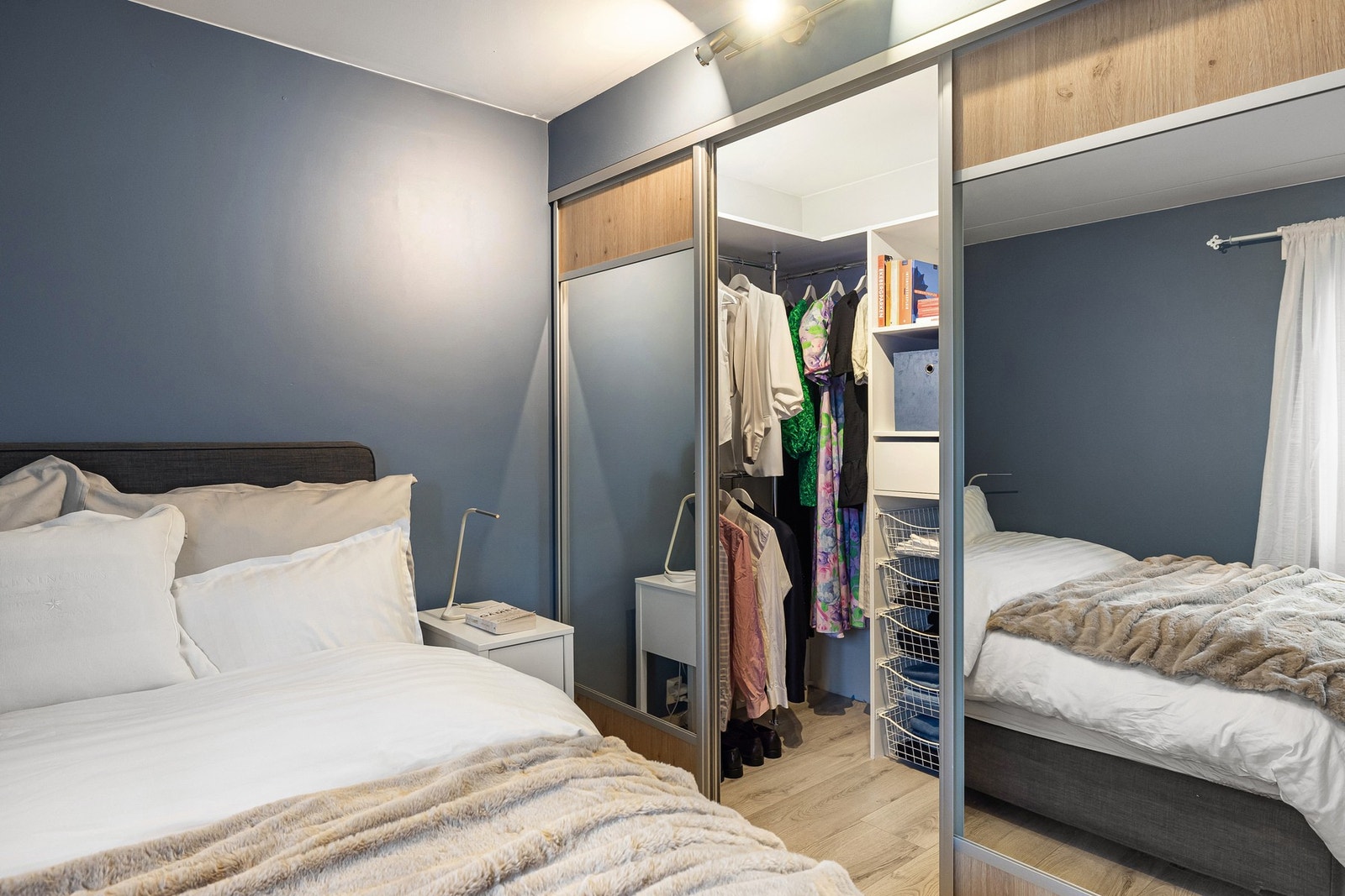 Hovedsoverommet har en praktisk walk-in garderobe som gir rikelig med oppbevaringsplass i tillegg til god oversikt. Galleribilde