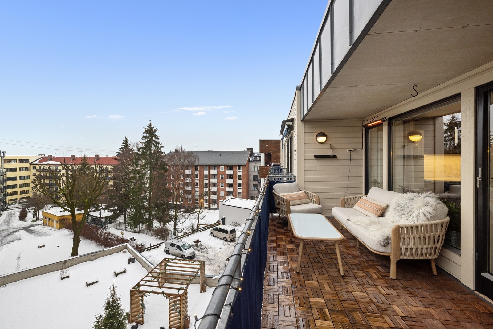 Balkongen vender inn mot rolig indre gårdsrom og er på hele 12m² - et perfekt sted for å nyte solfylte sommerdager. Galleribilde