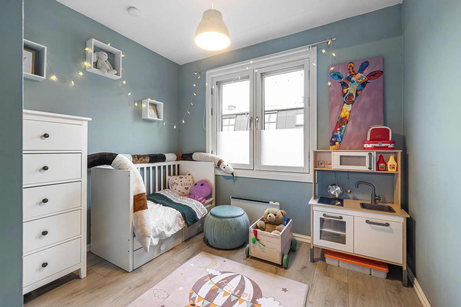 Soverom 2 er fleksibelt og kan enkelt tilpasses ulike behov, enten som barnerom, gjesterom eller hjemmekontor. Galleribilde