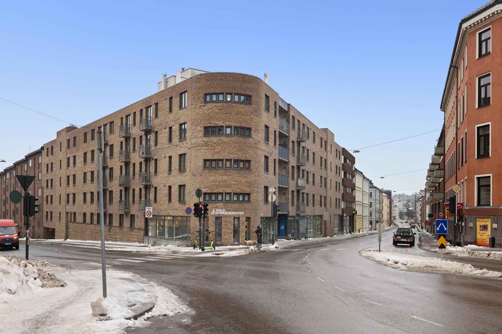 Sentral beliggenhet med både servicetilbud og kollektivtransport innen rekkevidde. Galleribilde