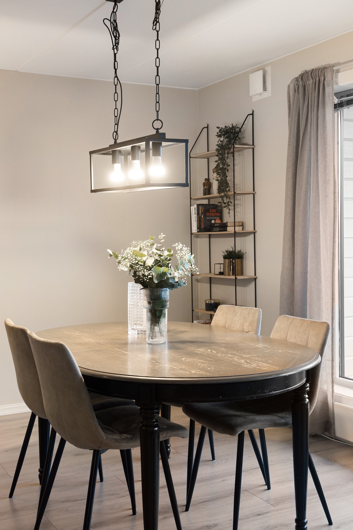 Den åpne løsningen mot kjøkkenet gjør dette til et sosialt rom som inviterer til hyggelig samvær med familie og venner. . Galleribilde