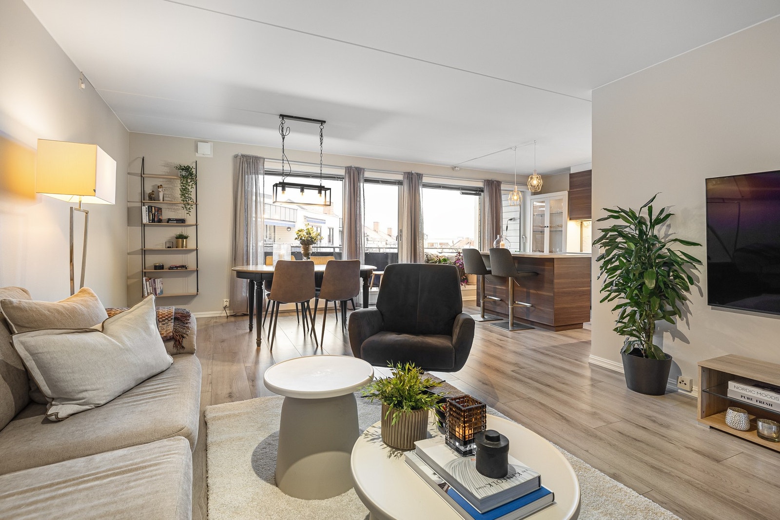 Oppholdsrommene er romslige og det er god plass til både et stort spisebord og hjørnesofa. Galleribilde