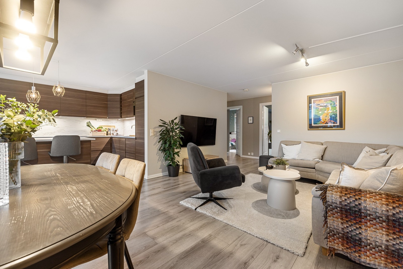 Flotte laminatgulv i hele boligen fra 2018. Galleribilde