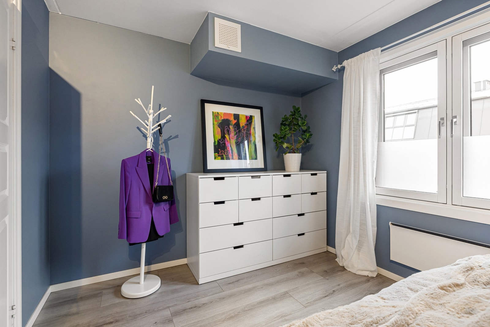 Laminatgulvet er lagt nytt i 2018 og veggene er malt i en fin blåfarge skaper en harmonisk atmosfære. Store vindusflater sørger for godt med naturlig lys. Galleribilde