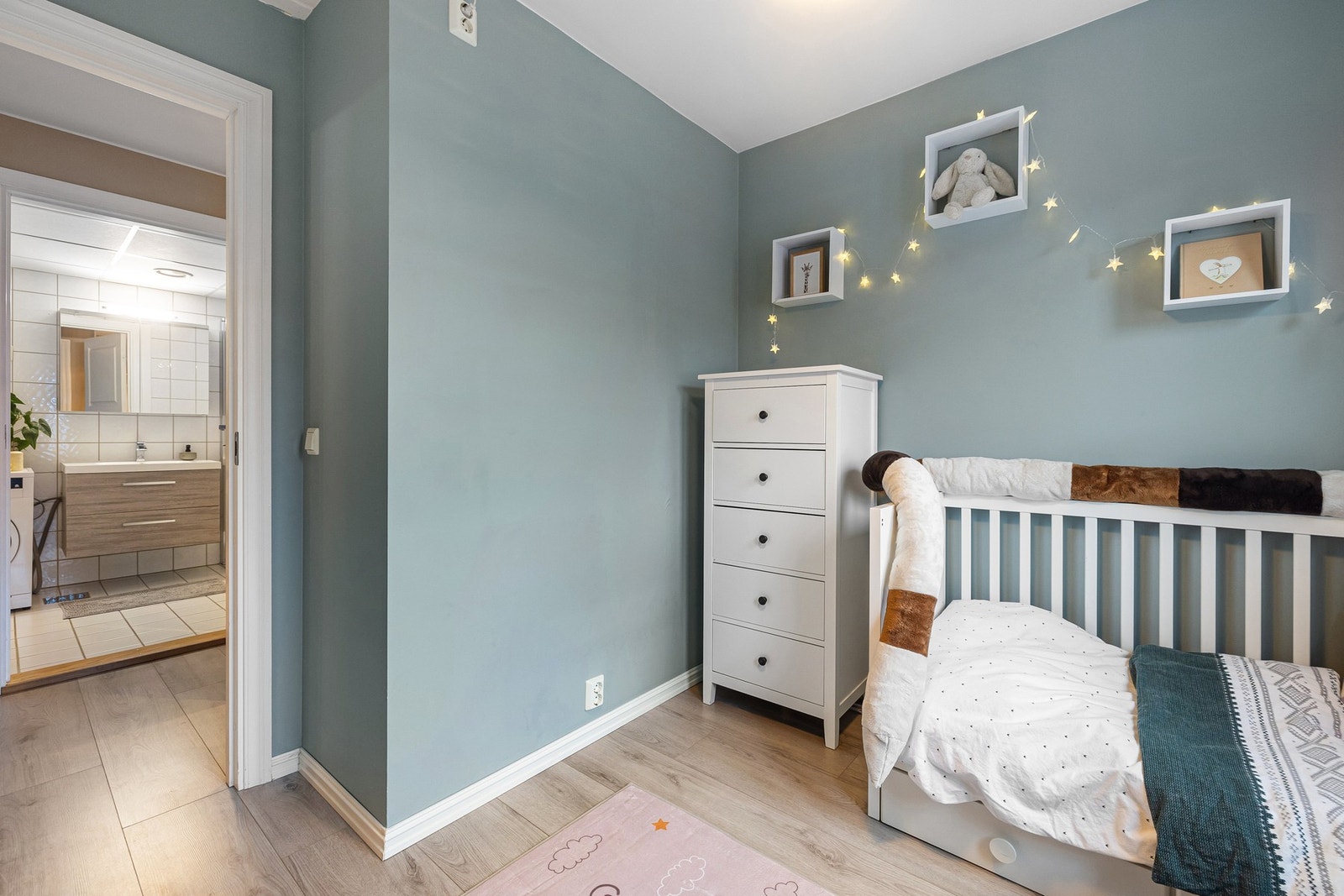 Soverom 2 har gode innredningsmuligheter og et lyst og trivelig preg, Galleribilde