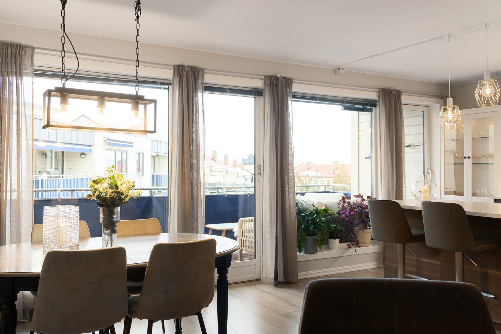 Leiligheten har store vindusflater som gir rikelig med naturlig lys, og oppholdsrommene er romslige og innbydende. Galleribilde