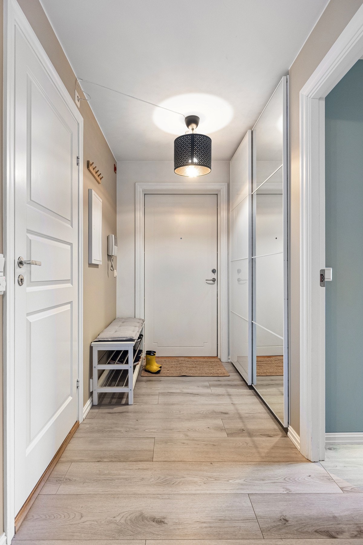 En nymalt og innbydende entré gir et hyggelig førsteinntrykk. Galleribilde