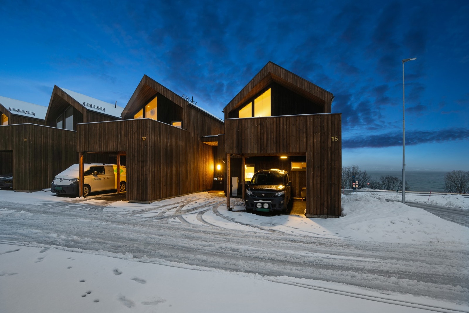 Parkering i carport på 25 m² tilknyttet inngangsparti og samt ekstra parkeringsplass på egen tomt Galleribilde