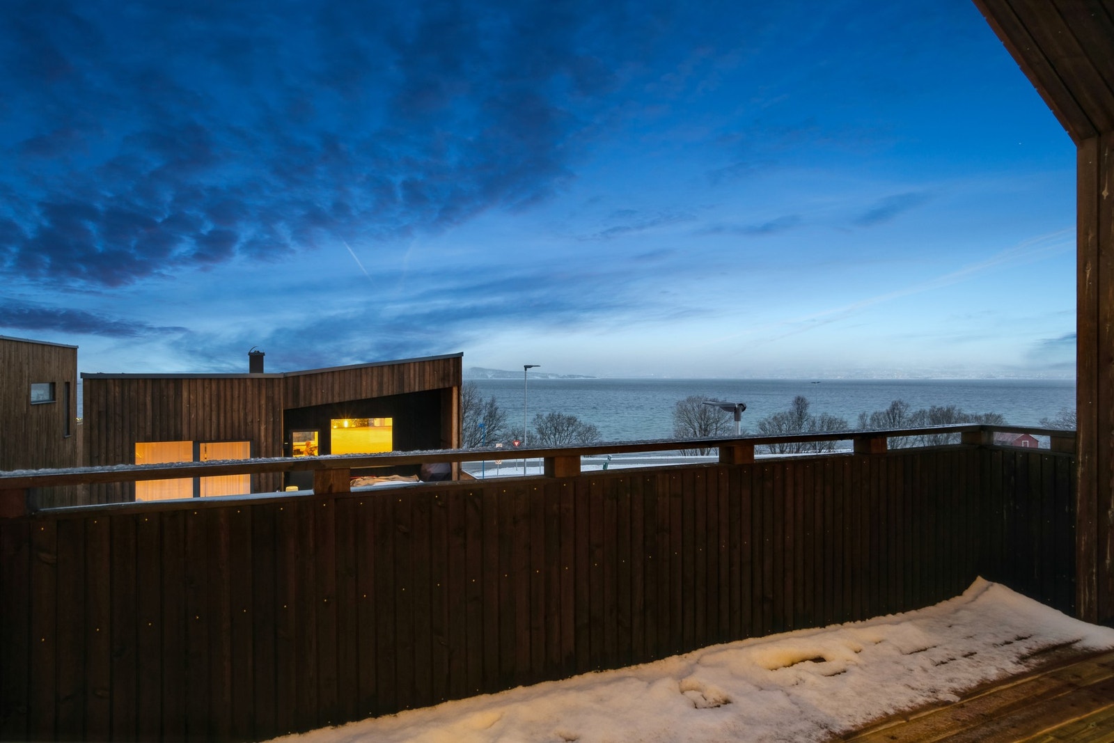 Terrasse med utgang fra stue på 14 m². Her kan man sitte på ettermiddagen å sene sommerkvelder å nyte fantastisk utsikt med gode solforhold hele ettermiddagen og kvelden Galleribilde