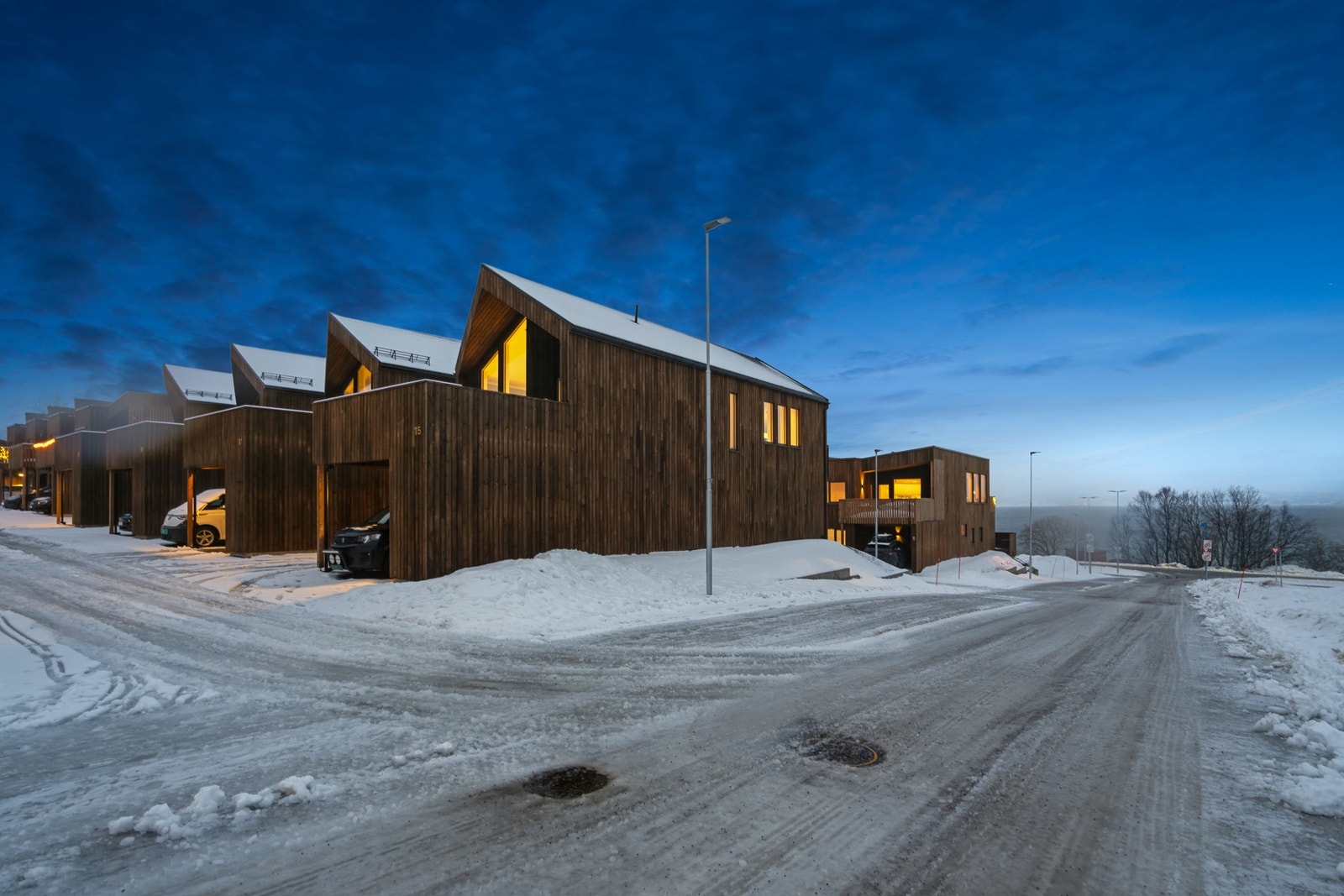 Boligen har to romslige terrasser vendt mot øst og vest.. God beliggenhet med sjøutsikt og gode solforhold Galleribilde