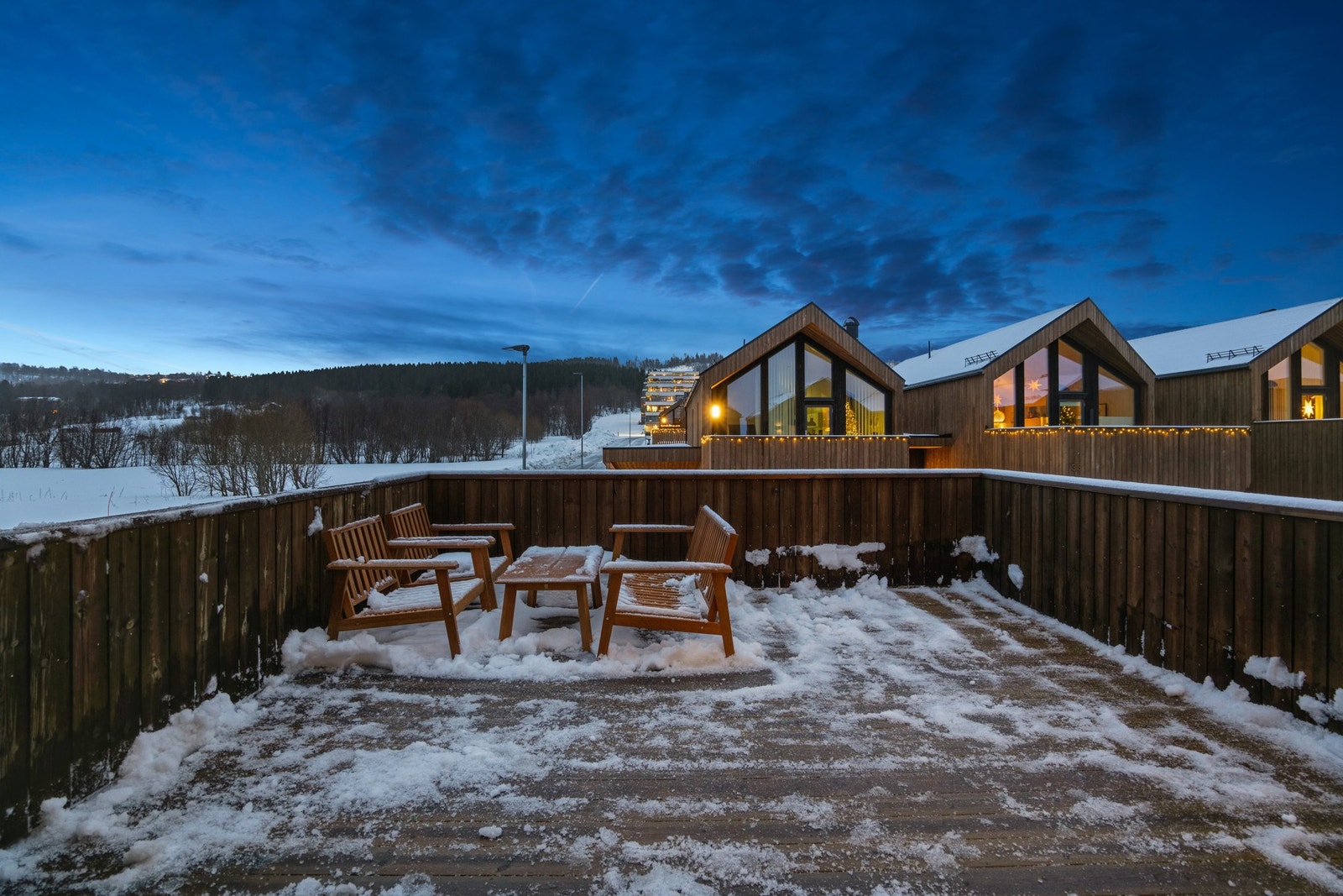 Terrasse med utgang fra kjøkken på 25 m², her kan man nyte solen på morgenen og formiddagen Galleribilde