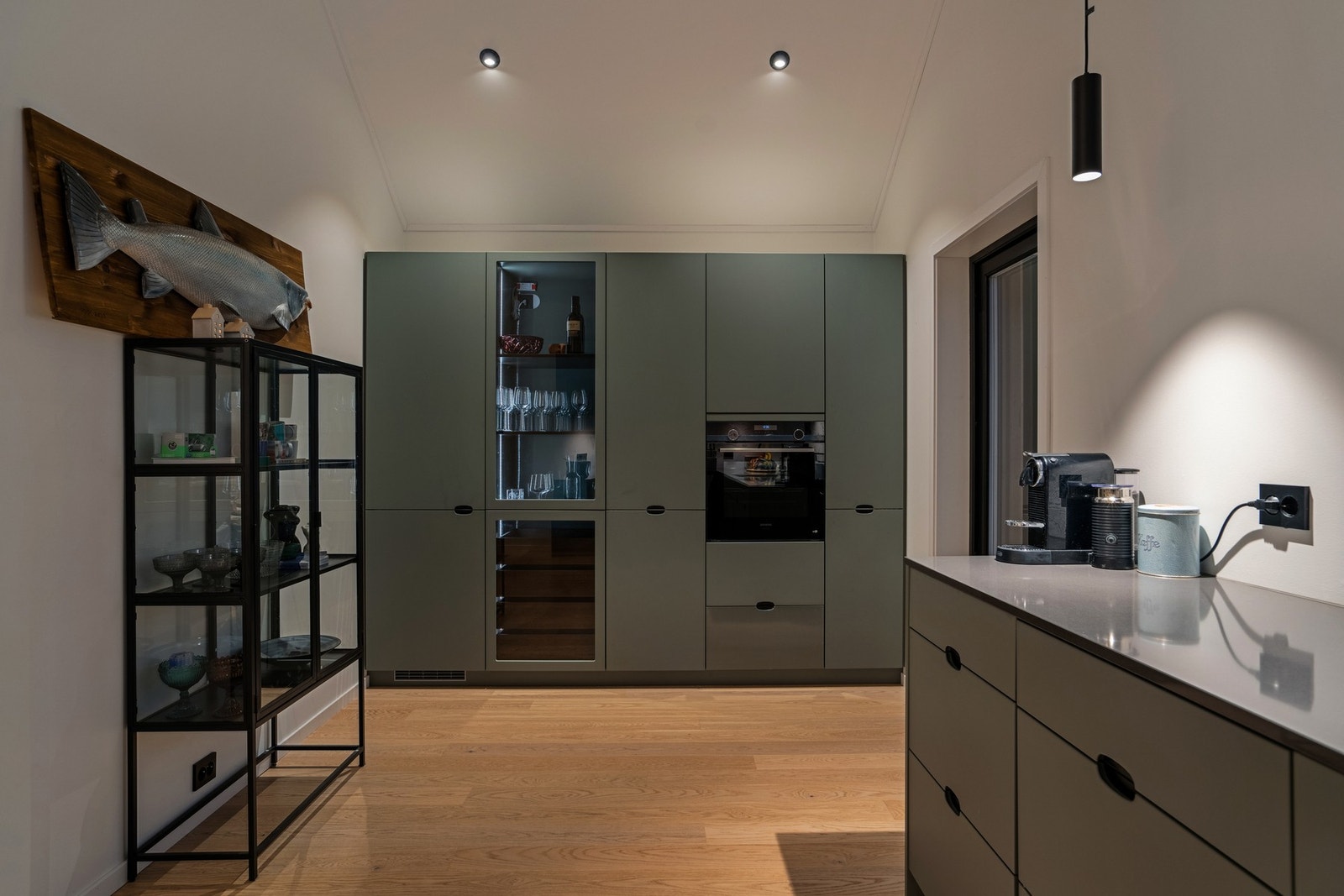 Kjøkken med integrert komfyr, komfyrtopp, oppvaskmaskin og stort kjøleskap Galleribilde