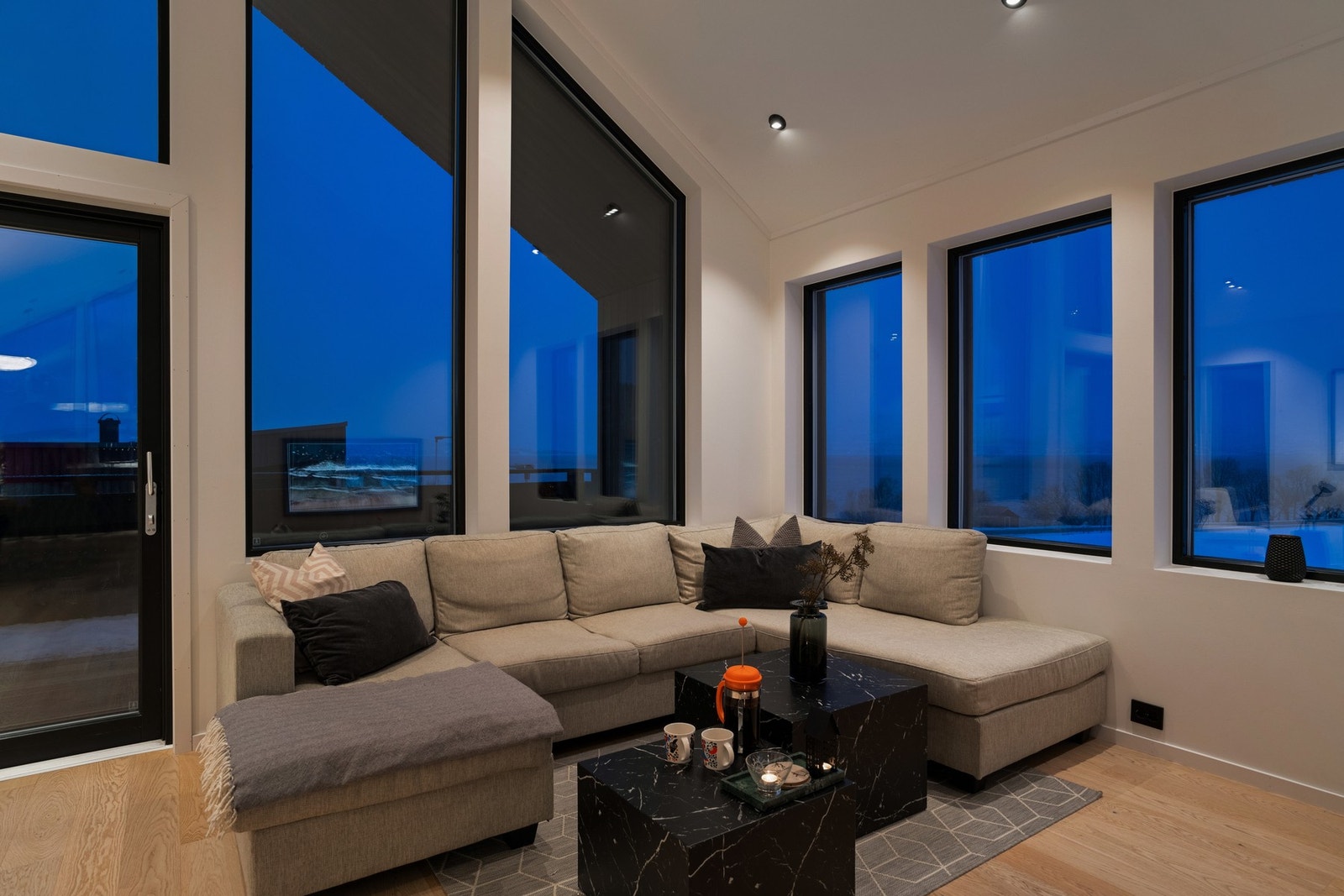 Stue med store vindusflater som gir godt med lysinnslipp Galleribilde