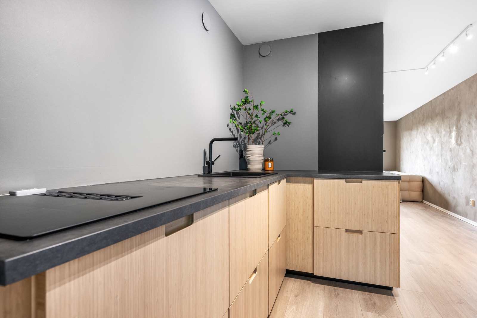Vi beveger oss til kjøkkenrommet. Innredning fra IKEA i treimmitasjon. Benkeplate i laminat. Galleribilde
