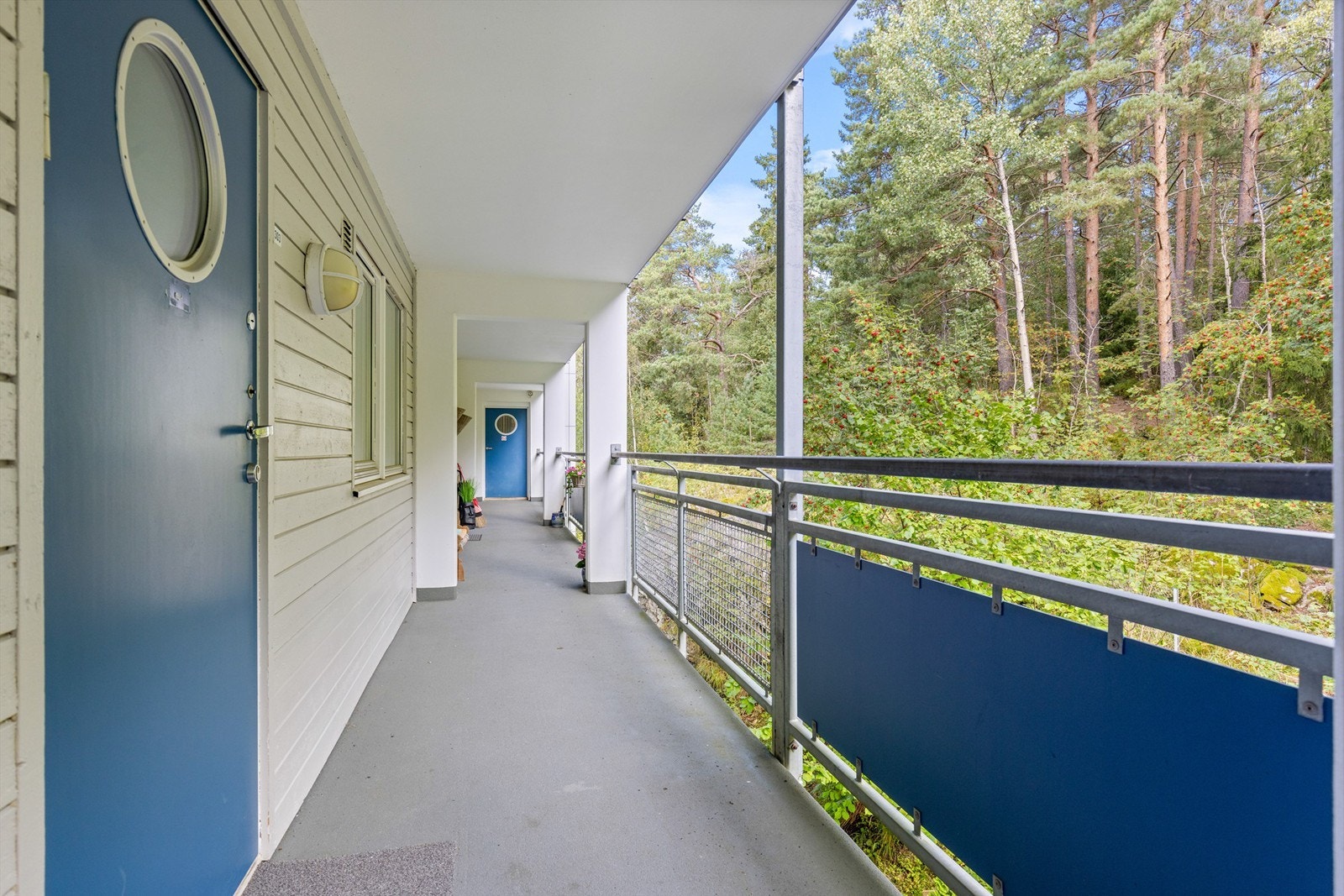Adkomst via svalgang. Flotte grøntområder i skjermet bakgård. Galleribilde