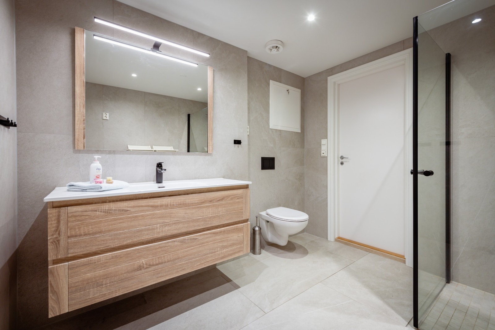 Badet har store delikate fliser på gulv og vegg, varme i gulvet, innfelte ledspotter i himlingen og mekanisk avtrekk. Galleribilde