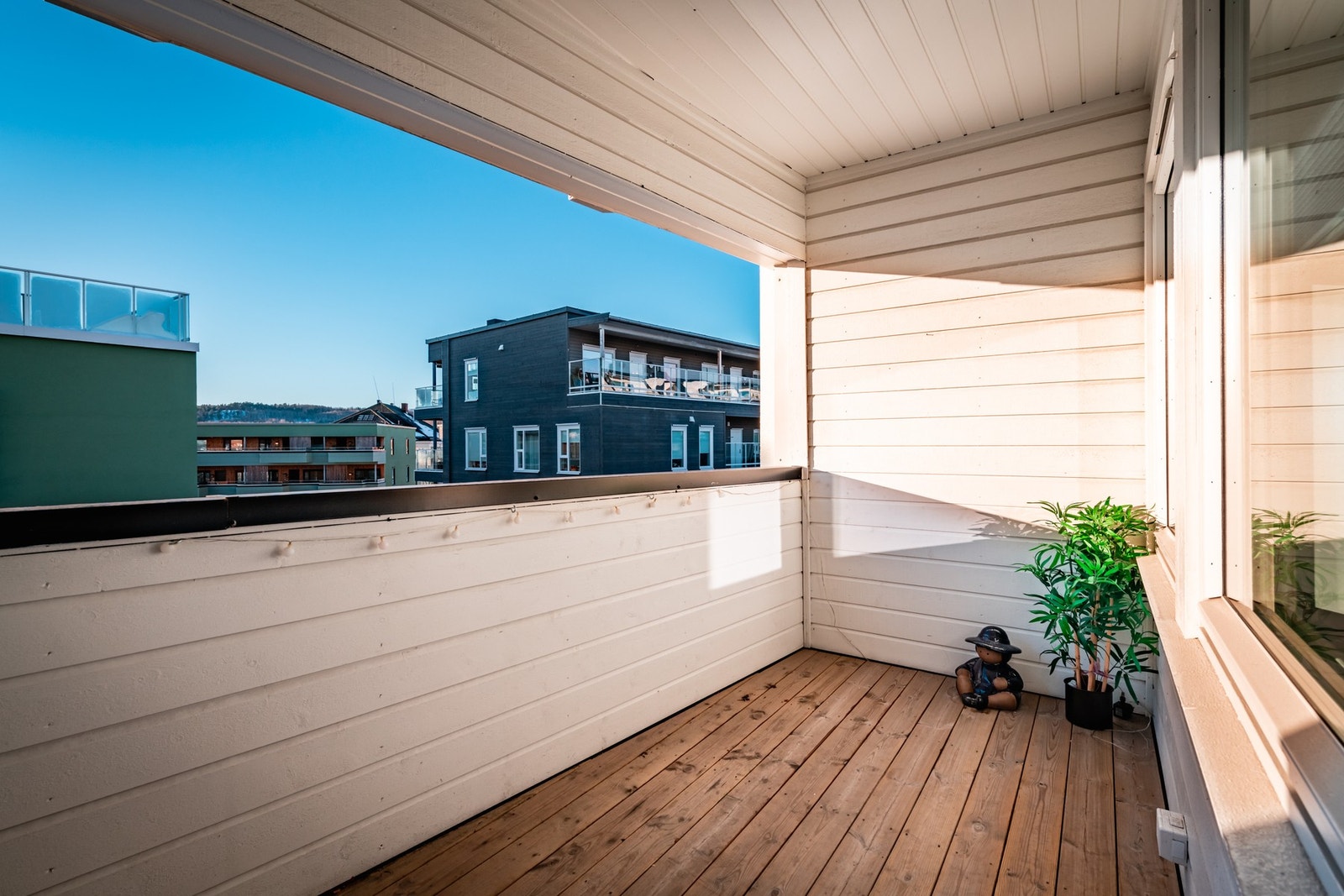 Balkongen er overbygget og lager en fin forlengelse av stuen på varme sommerdager. Galleribilde
