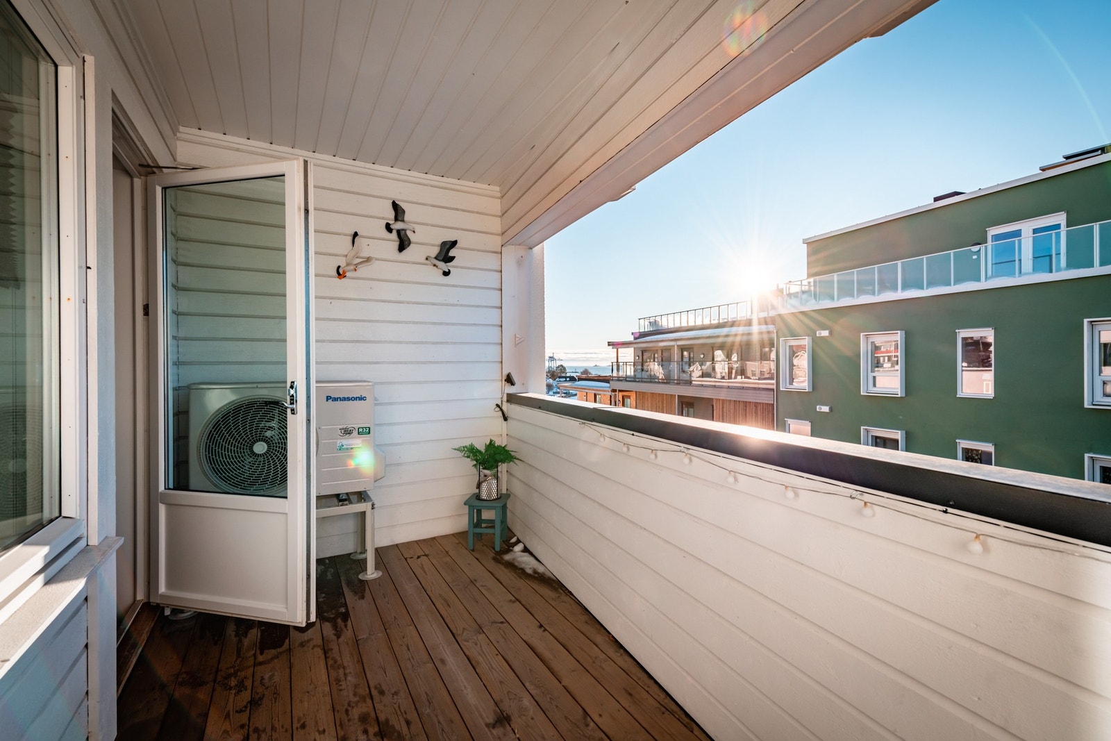 Balkongen er på ca. 6 kvm, og har plass for både grill og et koselig kafésett. Galleribilde