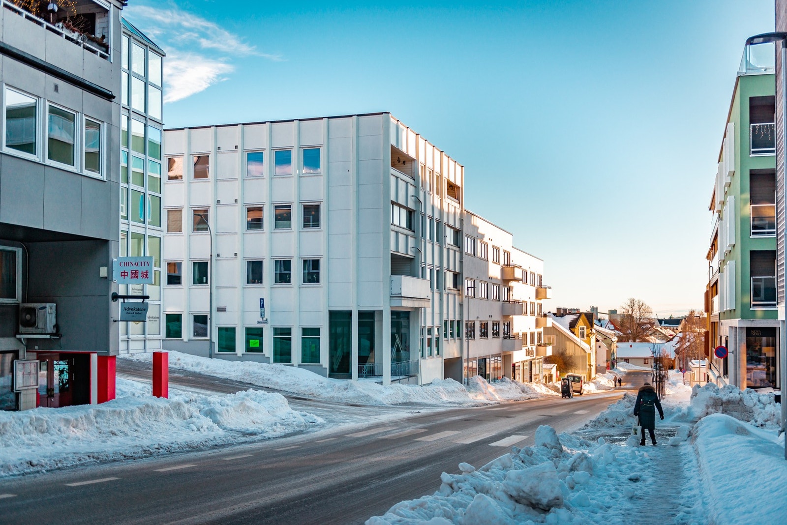 Det er direkte adkomst fra Prinsegata og heis opp til leilighetsplan som er i byggets 4-etasje. Galleribilde