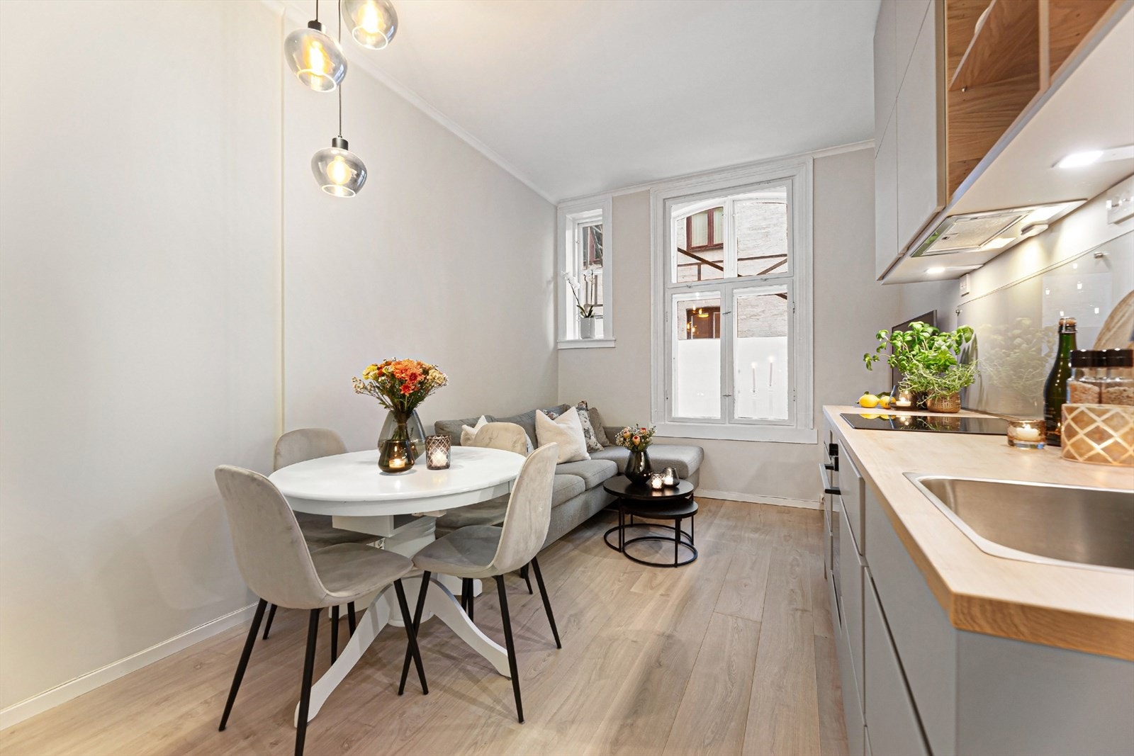 Åpen stue/kjøkkenløsning med direkte adkomst fra inngangsparti. Gulv, vegger og tak ble pusset opp i 2024. Galleribilde