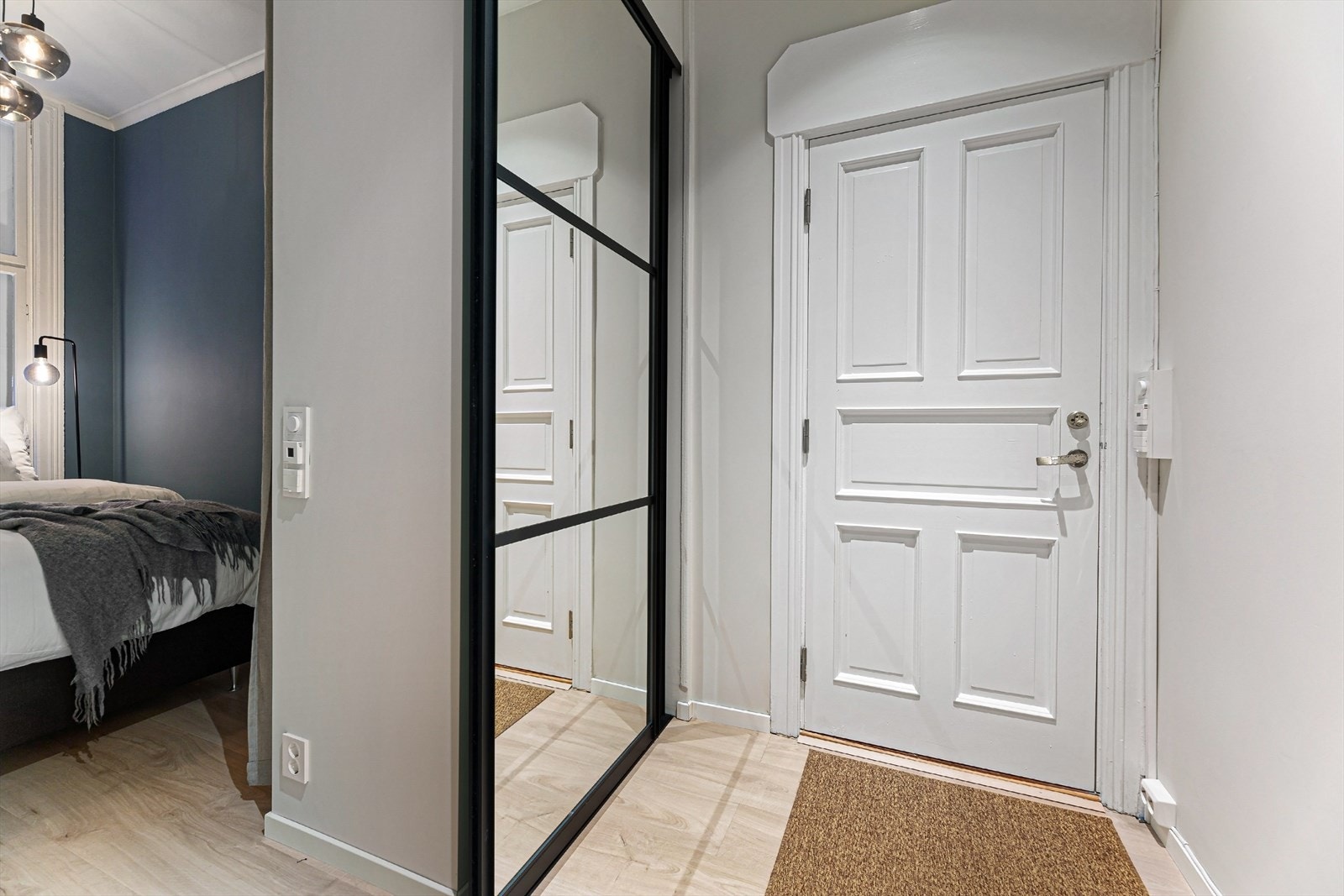 Fra entré er det adkomst til soverommet. Hoveddør i typen brann -og lydisolert dør. Lys i entrè, soverom og stue/kjøkken kan styres via app. Galleribilde