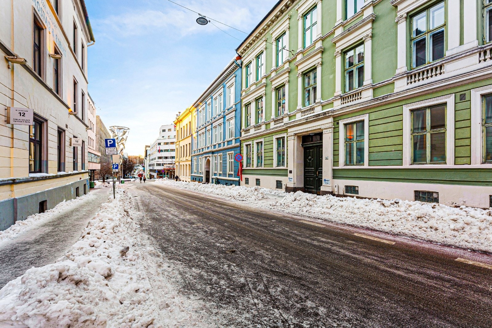 Fra St. Olavs gate 11c (grønn gård) er det ca. 30m til matbutikken (vis a vis den blå gården). Her ser man nedover mot St. Olavs plass og videre mot byen med sitt yrende folkeliv, utallige butikker, kafeer, utesteder, servicetilbud mm. Galleribilde