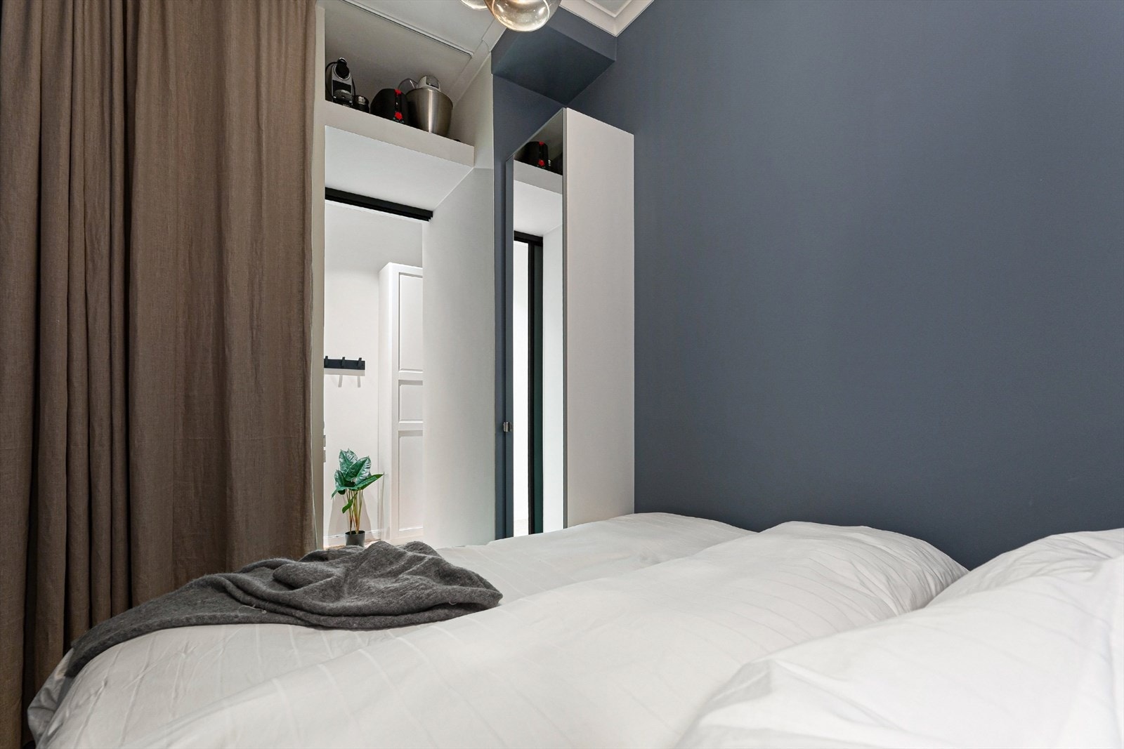 Garderobeskap er det også på soverommet (bak forhenget) + et mindre skap med speildør i hjørnet ved døra. Det elektriske anlegget i leiligheten ble i all hovedsak oppgradert /fornyet i 2024. Galleribilde