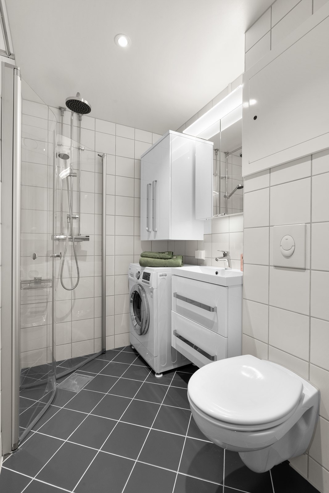 Pent baderom fra 2016 i regi av brl. Gulvvarme og opplegg for vaskemaskin. Galleribilde