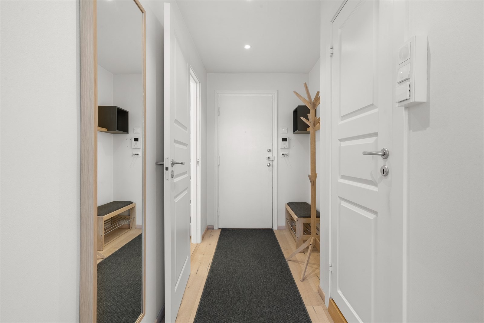 Du ønskes velkommen inn i en tiltalende entré med muligheter for oppheng. Galleribilde