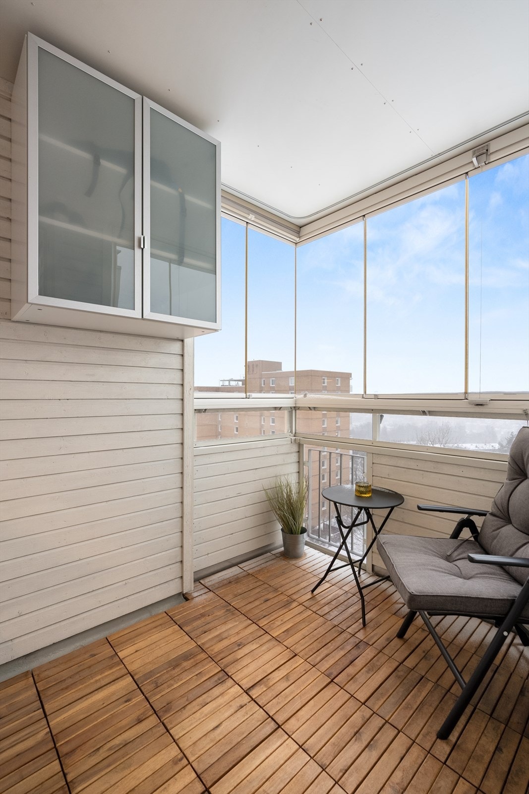 Balkongen fremstår som usjenert og utgjør ca. 5 kvm. Her kan du kan fint sette frem ønsket utemøblement. Galleribilde