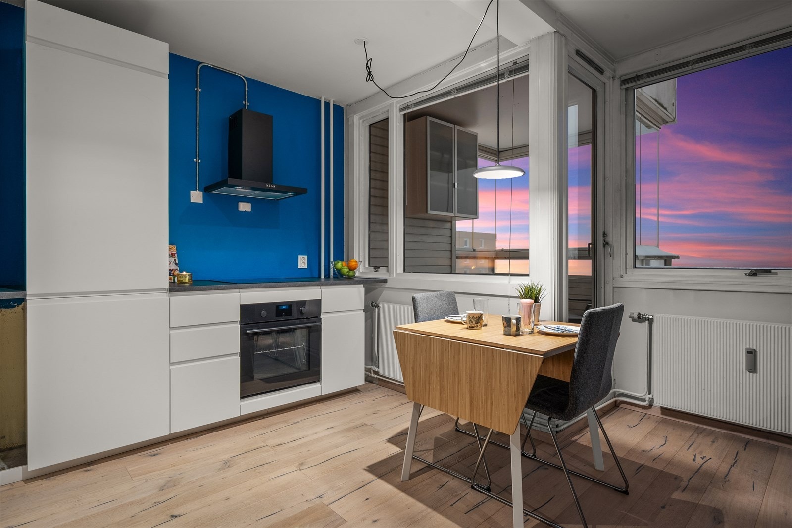 Integrert kjøl/fryseskap, oppvaskmaskin, induksjonstopp og stekeovn. Komfyrvakt. Galleribilde