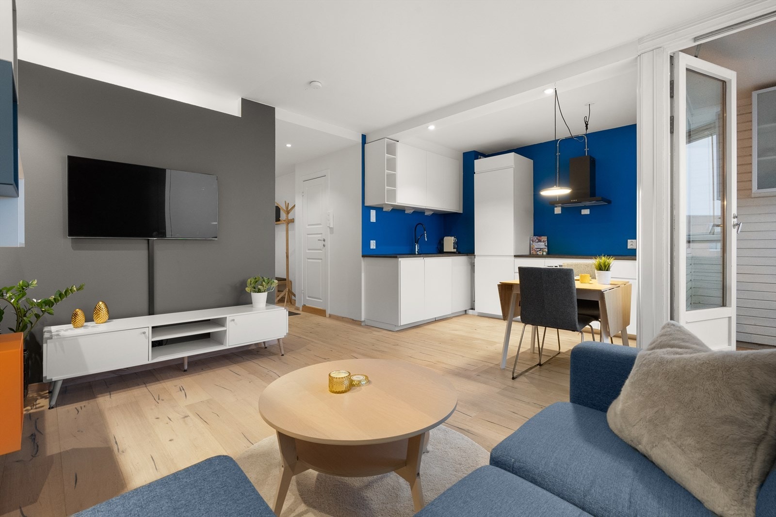 Stue/kjøkken med naturlige møbleringssoner. Galleribilde