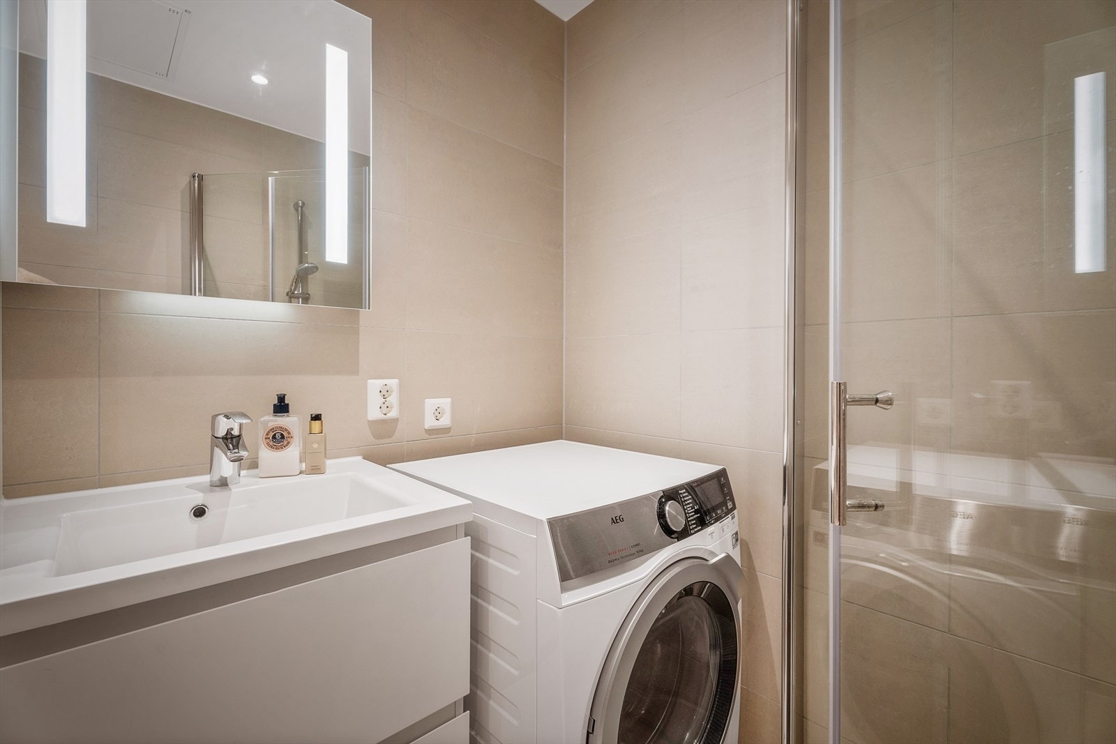 Badet er utført med moderne og stilrene fliser samt behagelig gulvvarme. Galleribilde