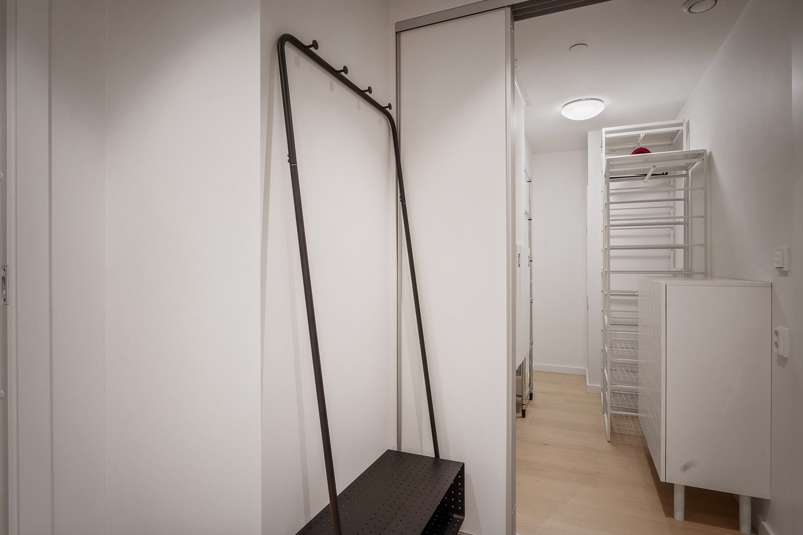 Entréen er tilknyttet et romslig omkledningsrom. Galleribilde