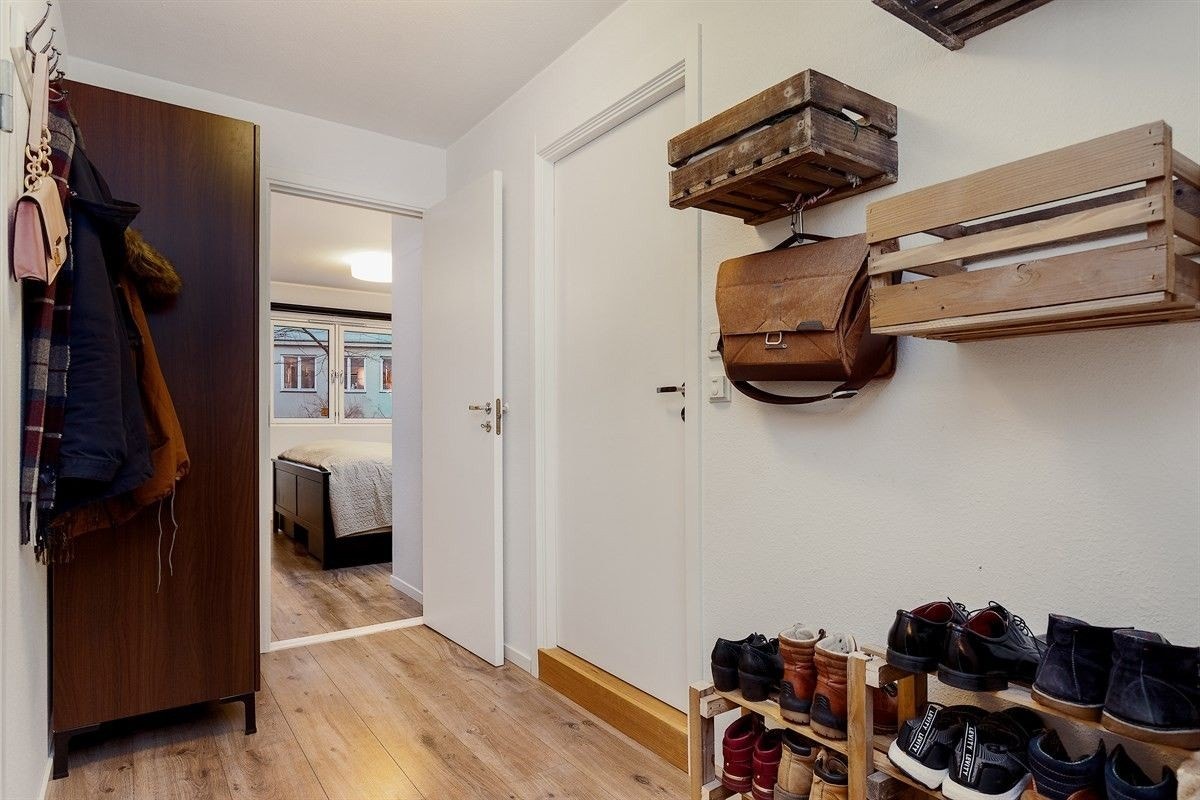 Entre med skap Galleribilde