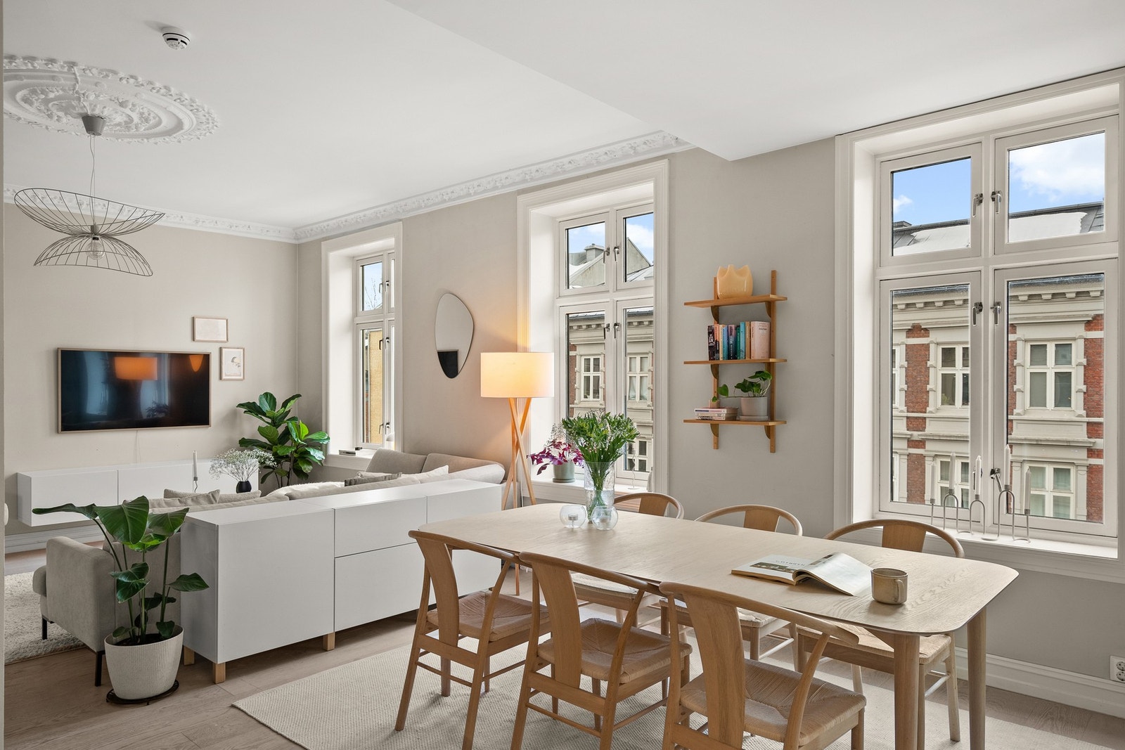 Store vinduer slipper inn godt med naturlig dagslys. Galleribilde