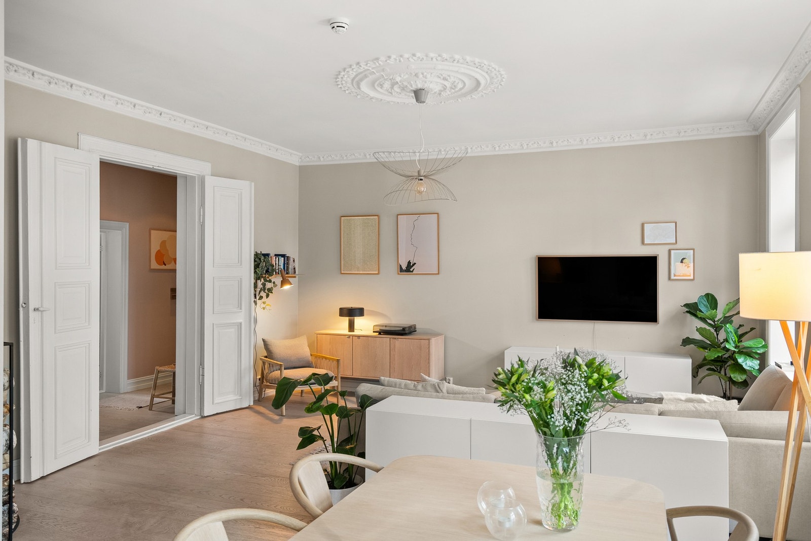 Det er 1-stav eikeparkett fra 2019, gjennomgående lik i alle rom, (bortsett fra bad). Galleribilde