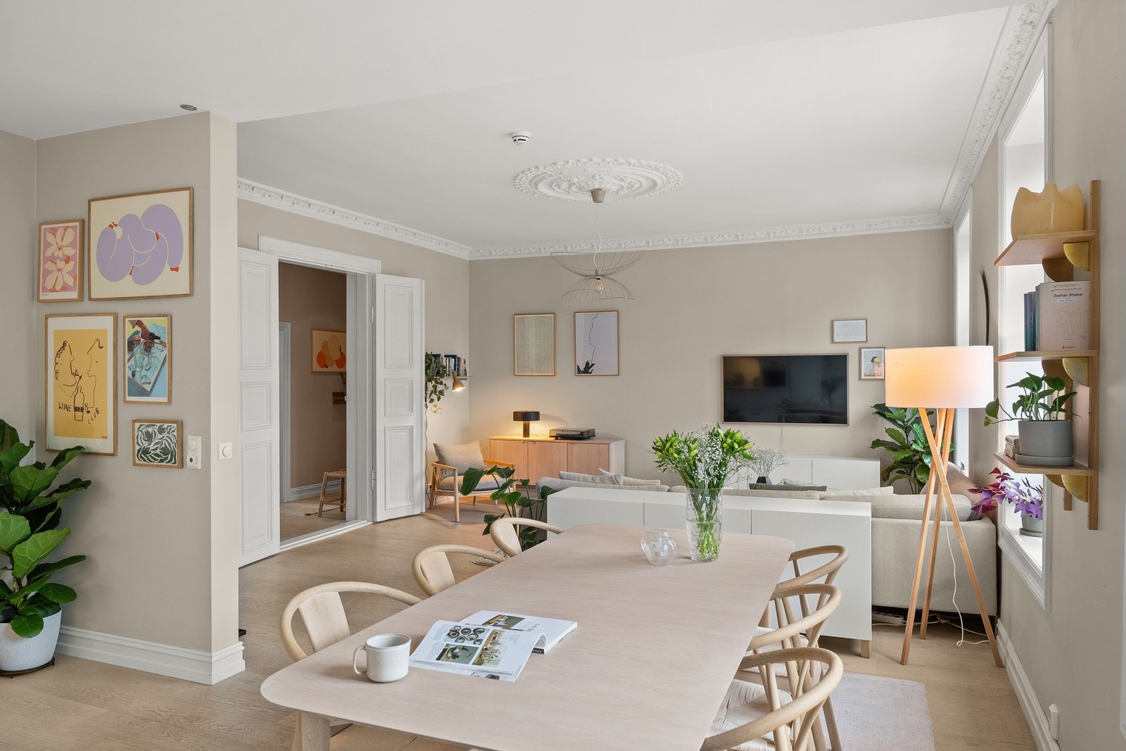 Allrommet oppleves som meget luftig. Galleribilde