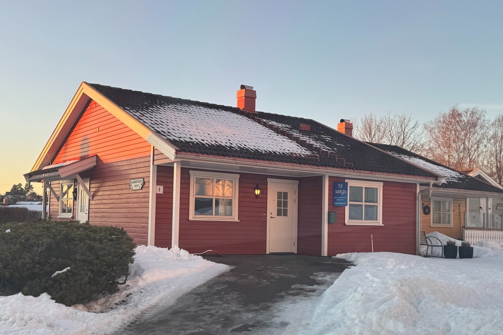Foruten egen garasje, er det også parkering ved eiendommens gårdsplass. Galleribilde