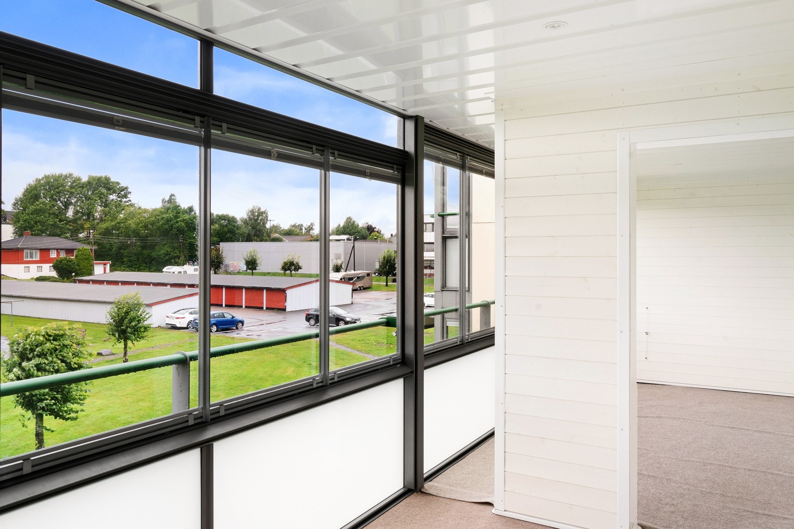 Innglasset balkong "utvider" stuen! Galleribilde