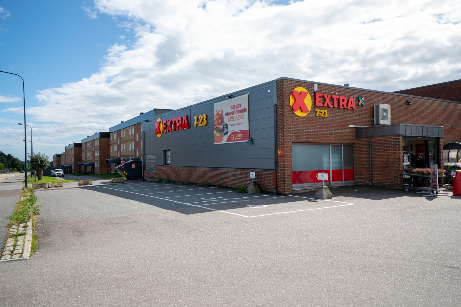 Leiligheten har sentral beliggenhet med nærhet til butikker, Nordbyen Kjøpesenter, offentlig transport og Larvik sentrum. Galleribilde