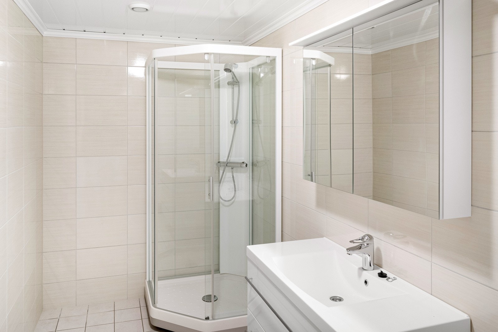 Badet er pusset opp i 2016. Fliselagt gulv med vannbåren gulvvarme samt fliselagte vegger. Opplegg for vaskemaskin. Galleribilde