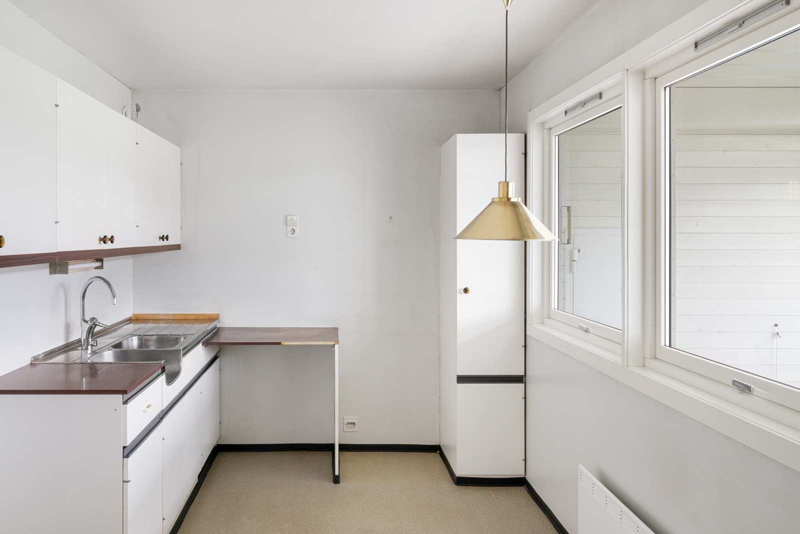 Kjøkkenet har en enkel standard og oppgraderinger må påregnes for å kunne oppnå en tidsriktig standard. Hvordan ser ditt drømmekjøkken ut? Galleribilde