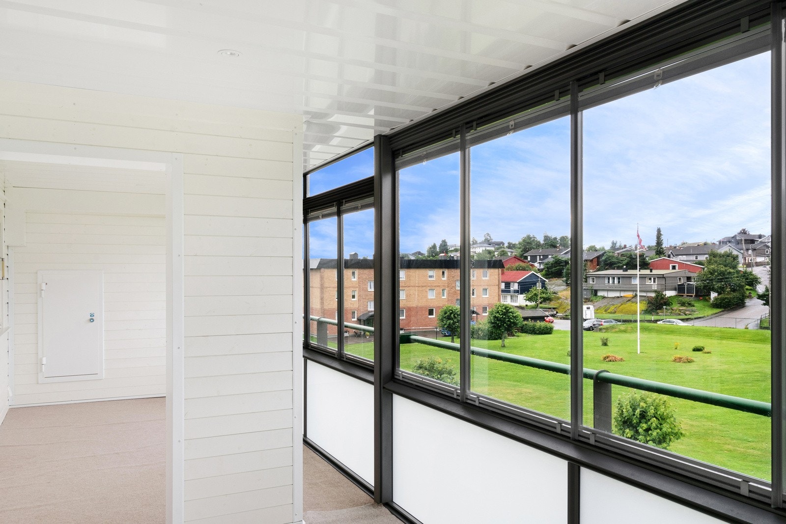 Balkongen i toppetasjen/ 3. etg. gir god utsikt og derigjennom lite innsyn! Innglasset balkong har luftevinduer og vinduer med solavskjerming. Galleribilde