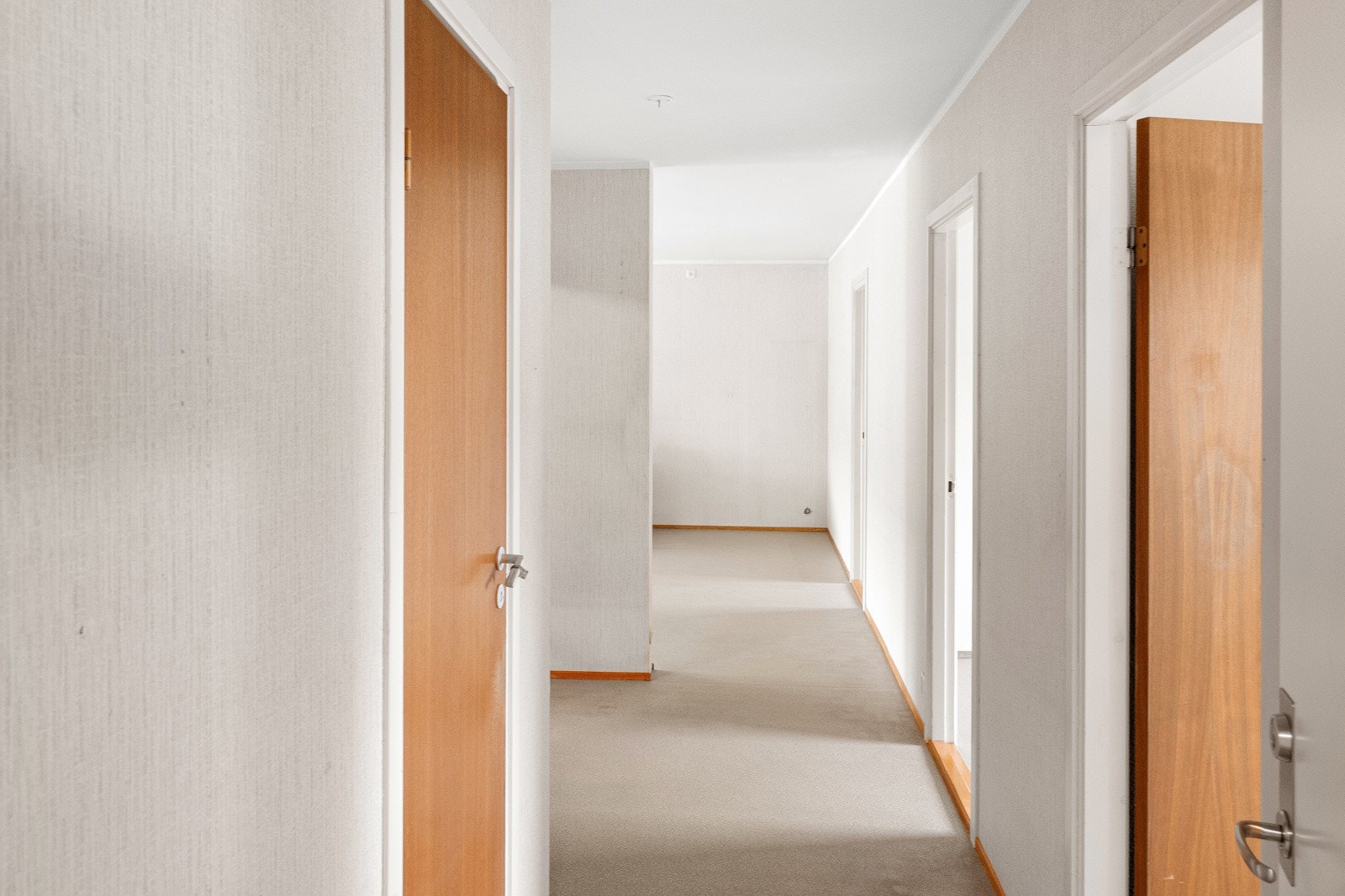 Praktisk gang med plass til oppbevaring av sko og yttertøy. Galleribilde