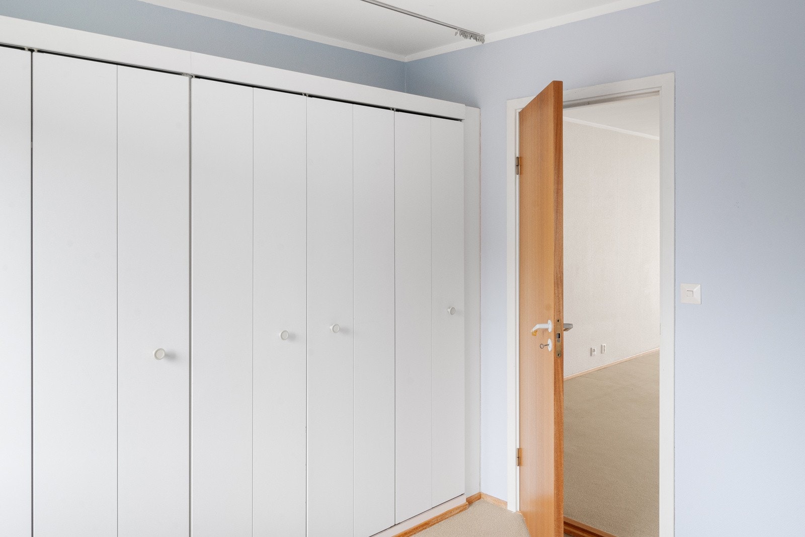 Soverom nr. 1 . Rikelig med skapplass for klær og tilbehør. Galleribilde