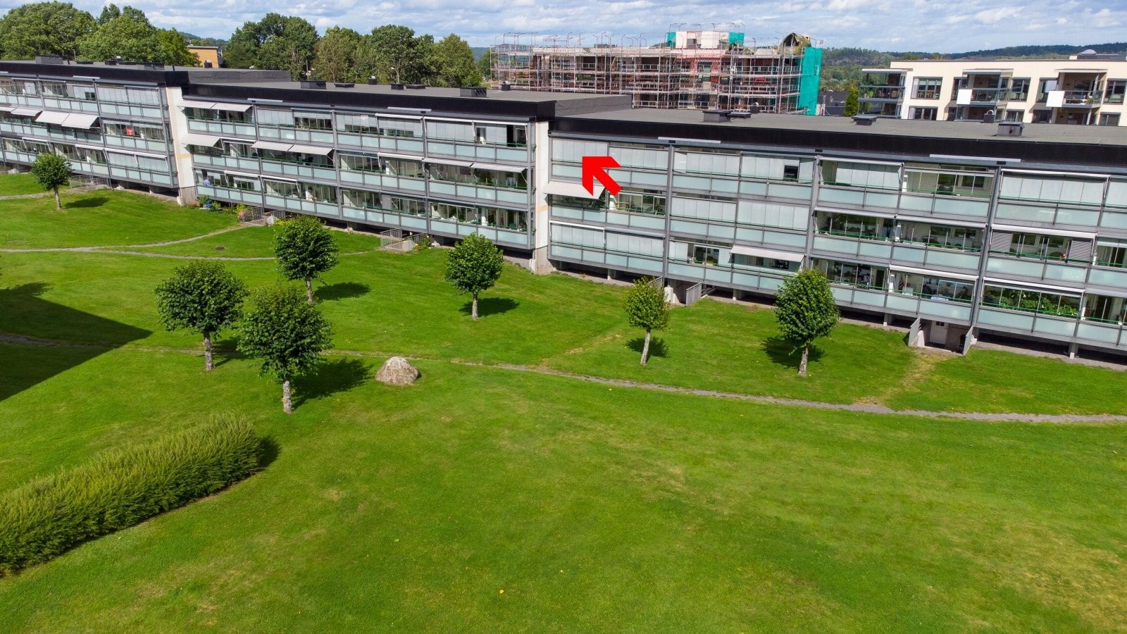Leiligheten har innglasset syd/vestvendt balkong med sol ettermiddag/kveld. Middag i solen på balkongen? Galleribilde