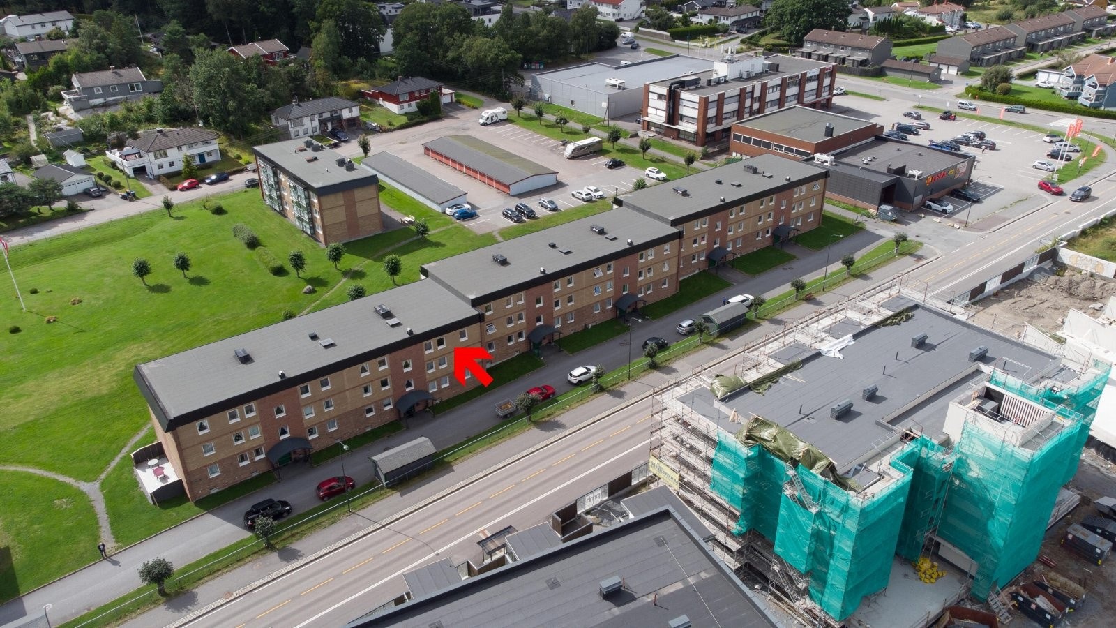 Her bor du med en svært attraktiv beliggehet på populære Hovland med nærhet til butikker, skoler og rekrasjonsmuligheter! Galleribilde